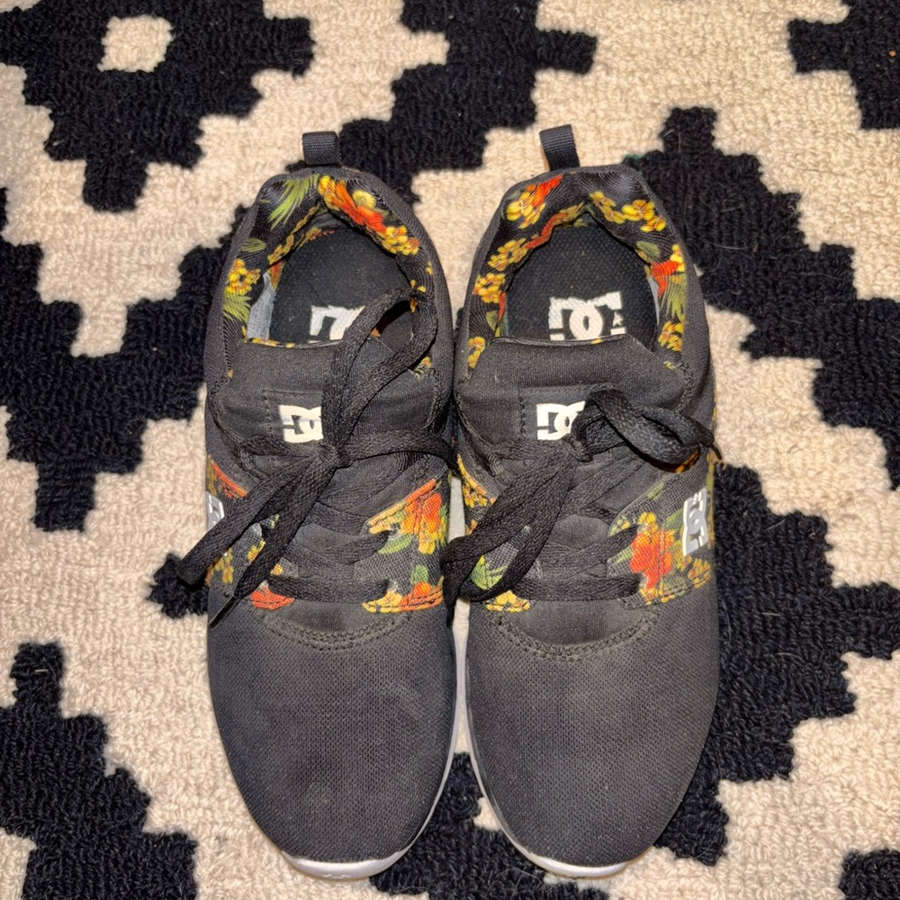 DC Women’s Unilite Trainer Floral Sneakers sz 6